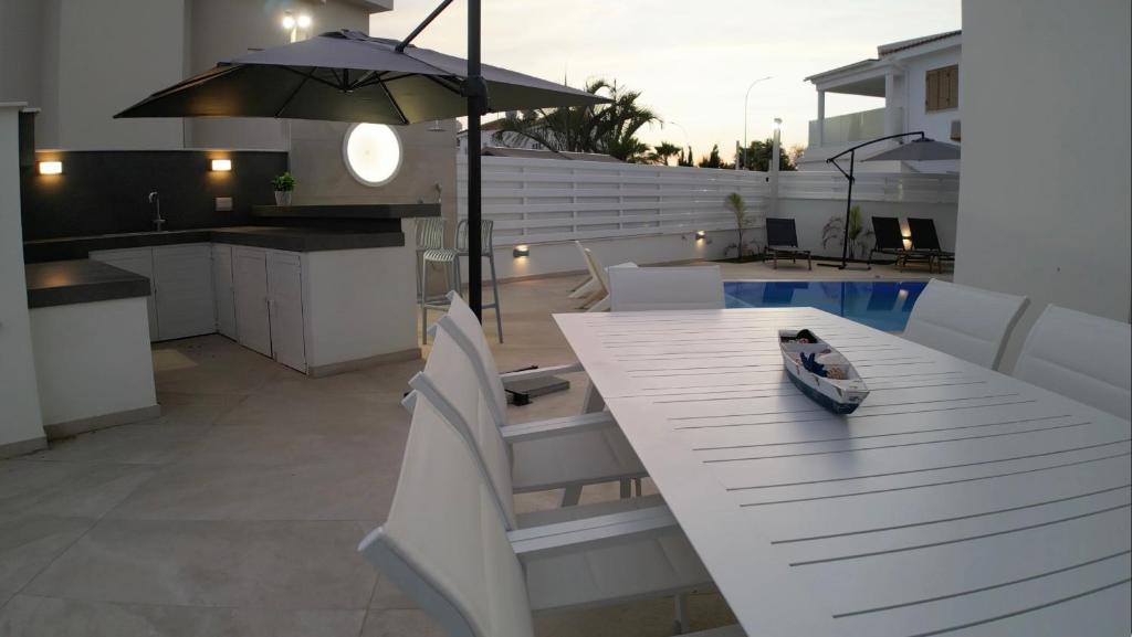Outdoor dining and BBQ area beside the pool
